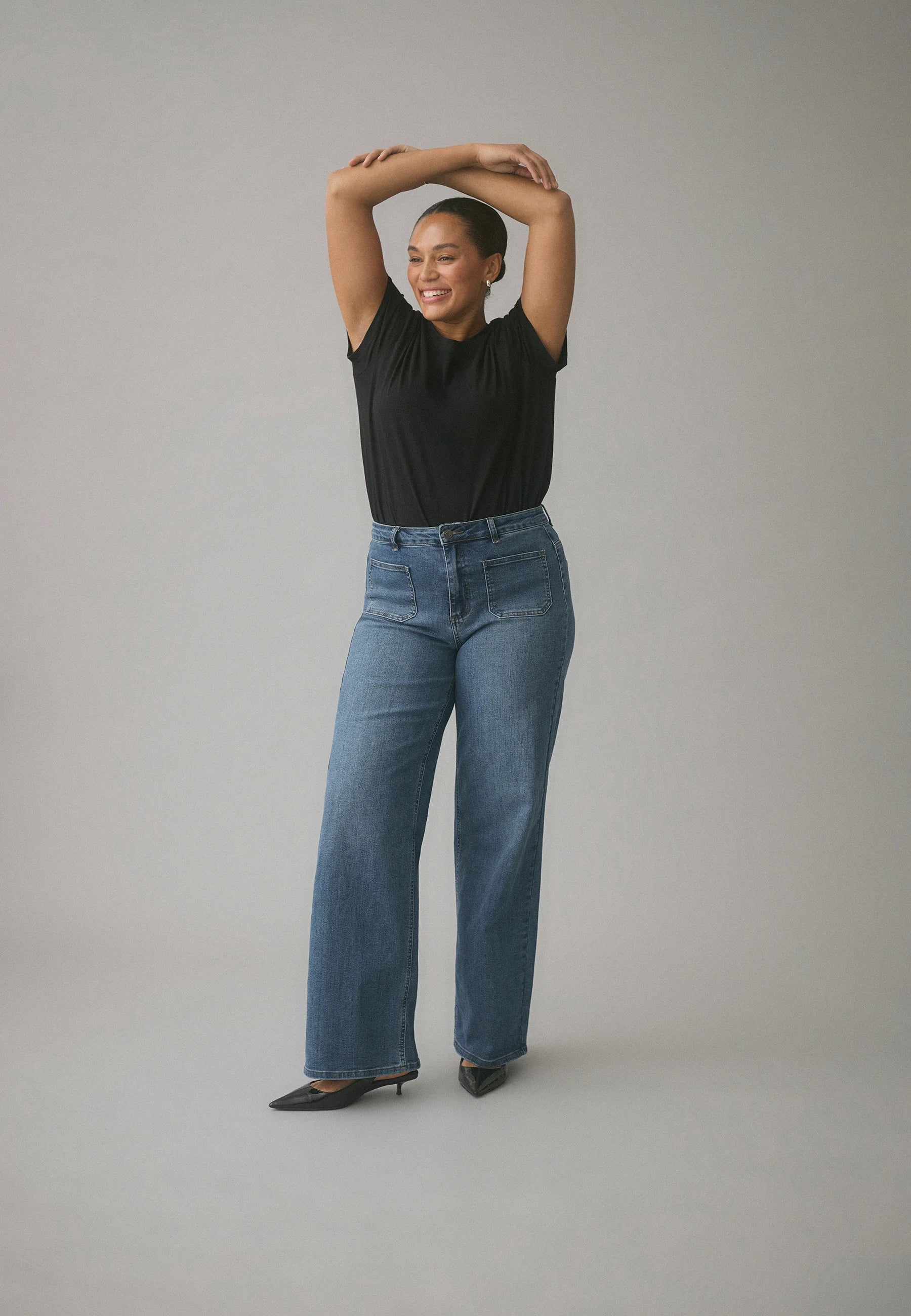 Kaffe KABROOK HW REG FIT - Flared Jeans - medium blue denim