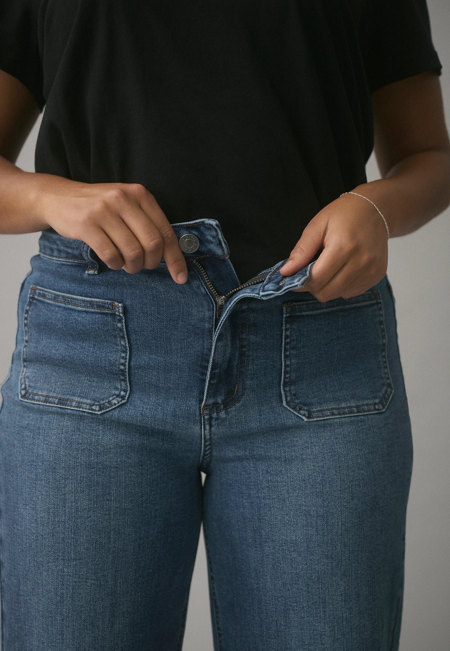 Kaffe KABROOK HW REG FIT - Flared Jeans - medium blue denim